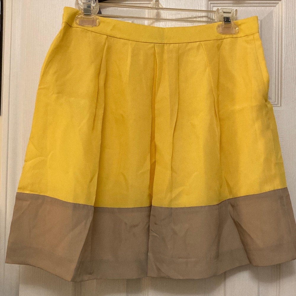 J. Crew Yellow and Khaki color Skirt,Pleated,Two Side Pockets 
SIZE 6
WOMENS